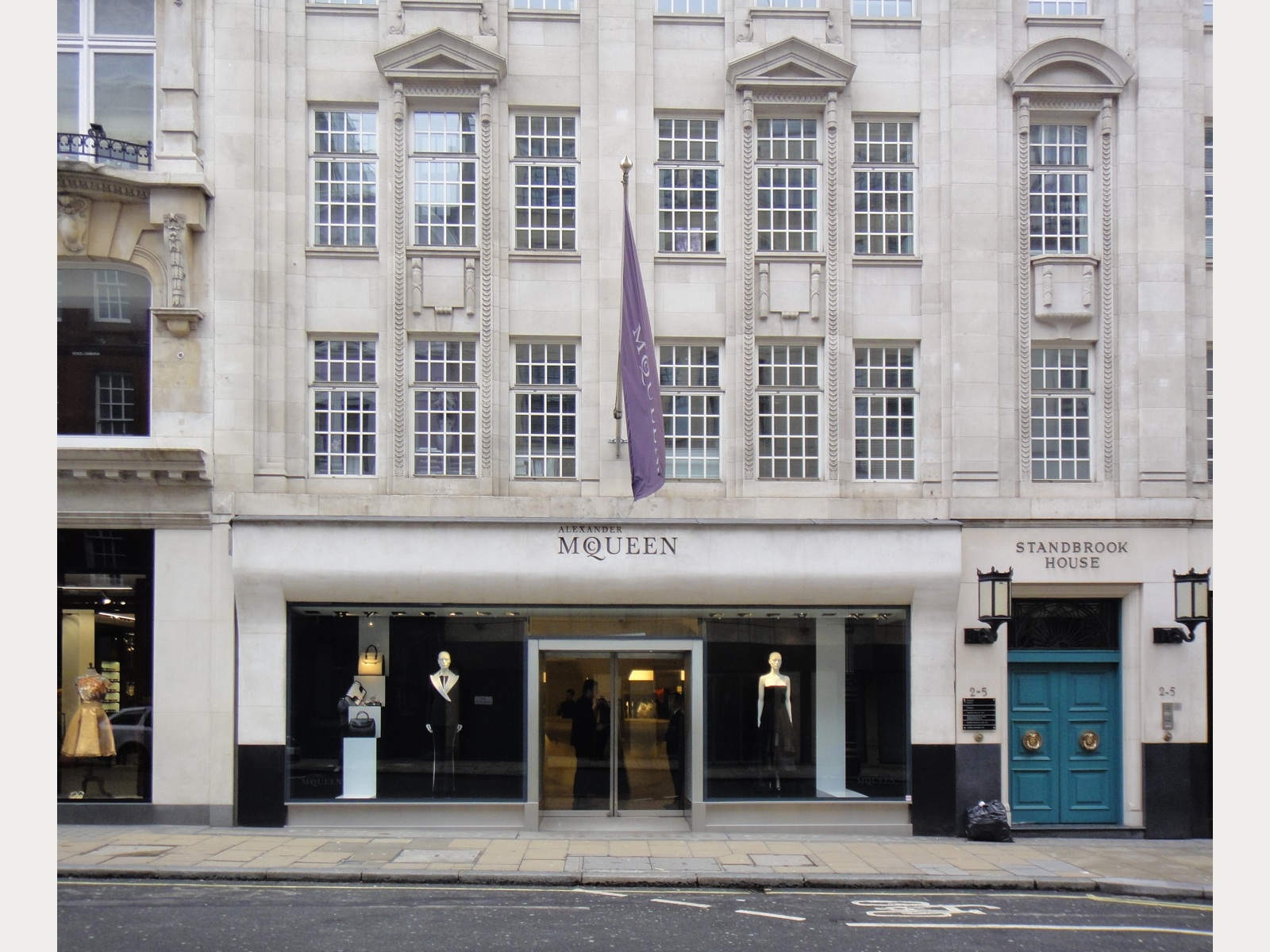 საარქივო ფოტო: Alexander McQueen-ის მაღაზია ლონდონის Old Bond Street-ზე, 2013 წლის 9 მარტს. ფოტო არ ასახავს ხელმძღვანელობის ცვლილების გამოცხადებას.